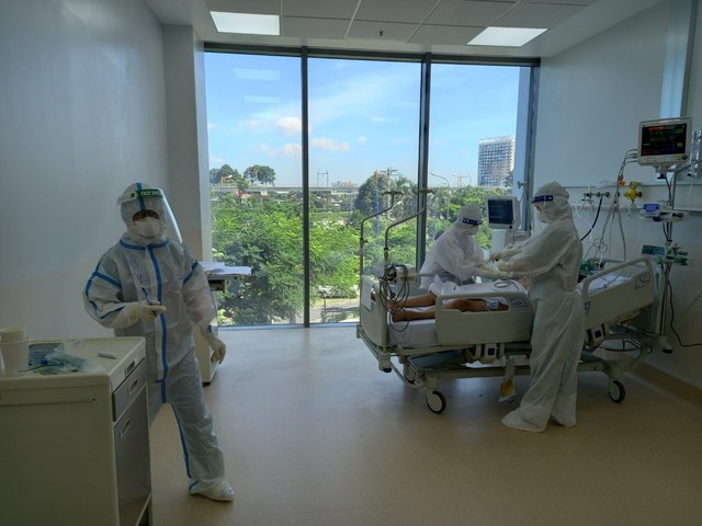 Trong phòng cứu bệnh nhân nguy kịch tại BV Hồi sức COVID-19 quy mô 1000 giường ở TP.HCM - Ảnh 7.