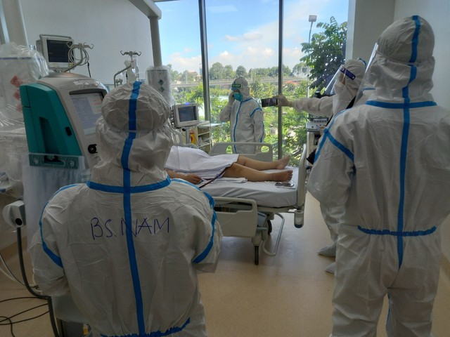 Trong phòng cứu bệnh nhân nguy kịch tại BV Hồi sức COVID-19 quy mô 1000 giường ở TP.HCM - Ảnh 8.
