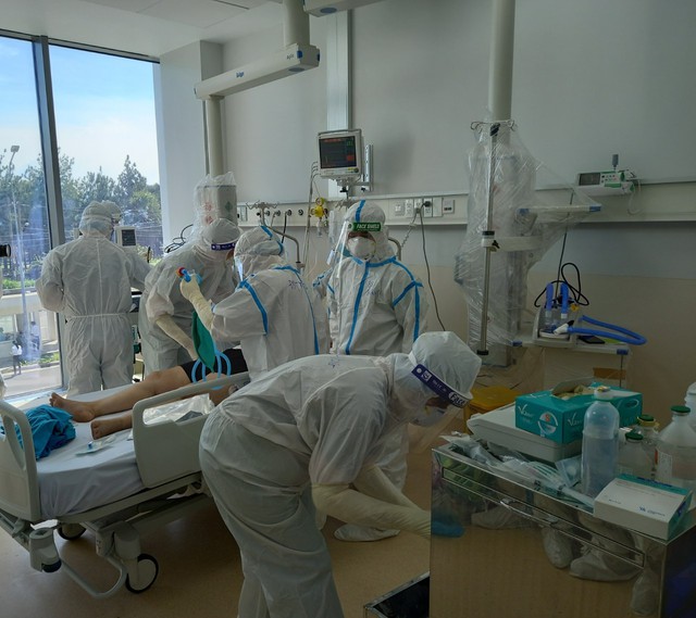Trong phòng cứu bệnh nhân nguy kịch tại BV Hồi sức COVID-19 quy mô 1000 giường ở TP.HCM - Ảnh 2.