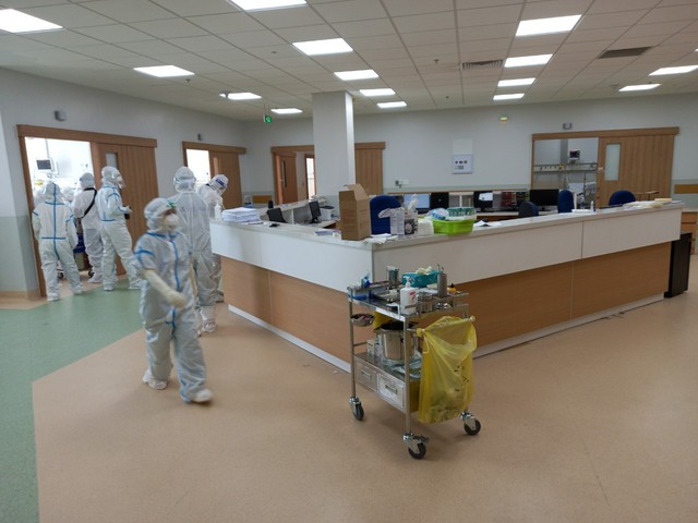 Trong phòng cứu bệnh nhân nguy kịch tại BV Hồi sức COVID-19 quy mô 1000 giường ở TP.HCM - Ảnh 4.