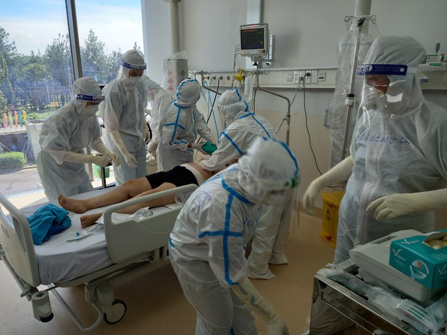Trong phòng cứu bệnh nhân nguy kịch tại BV Hồi sức COVID-19 quy mô 1000 giường ở TP.HCM - Ảnh 9.