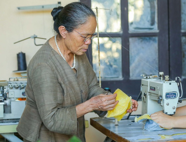 Độc đáo cách làm khẩu trang do hàng ngàn con tằm tự dệt - Ảnh 13.