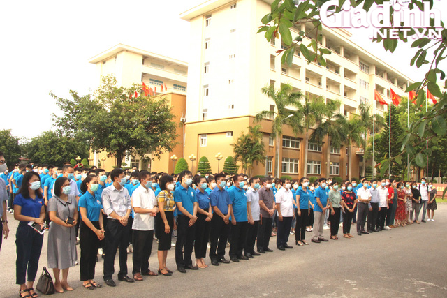 Lễ xuất quân hơn 200 sinh viên, giảng viên trường Y Hải Dương tình nguyện chống dịch tại Bình Dương  - Ảnh 4.