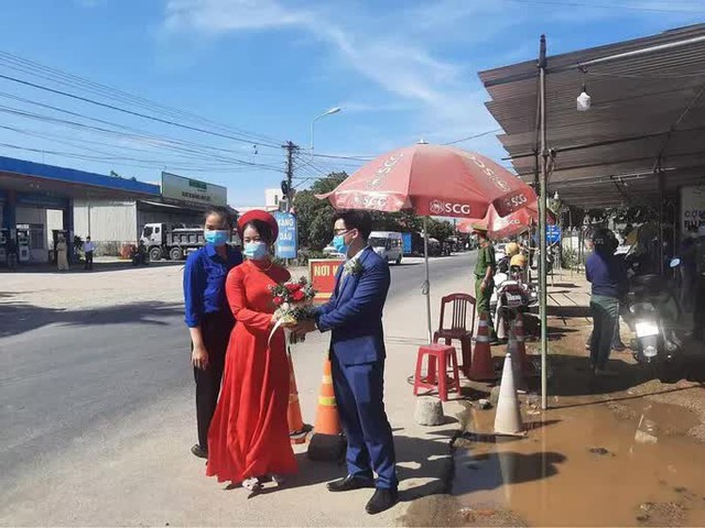  Cô dâu Quảng Nam, chú rể Đà Nẵng trao sính lễ tại chốt kiểm dịch  - Ảnh 3.