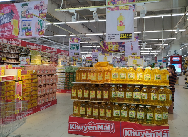Sau một đêm, các siêu thị tại Hà Nội vắng người dù hàng hóa đầy ắp kệ - Ảnh 2.