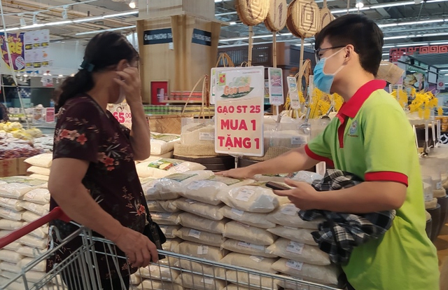 Sau một đêm, các siêu thị tại Hà Nội vắng người dù hàng hóa đầy ắp kệ - Ảnh 9.