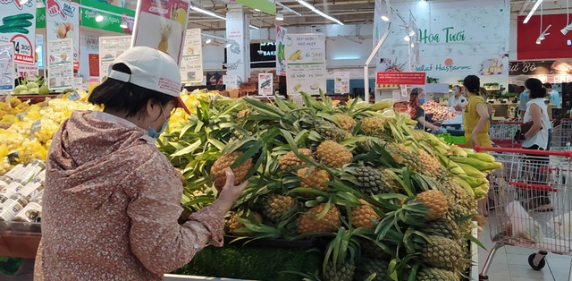 Sau một đêm, các siêu thị tại Hà Nội vắng người dù hàng hóa đầy ắp kệ - Ảnh 10.