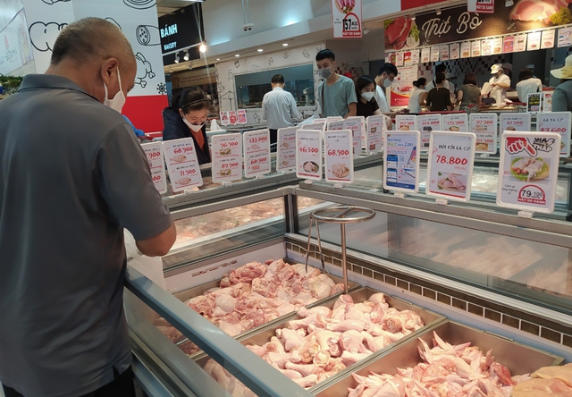 Sau một đêm, các siêu thị tại Hà Nội vắng người dù hàng hóa đầy ắp kệ - Ảnh 12.