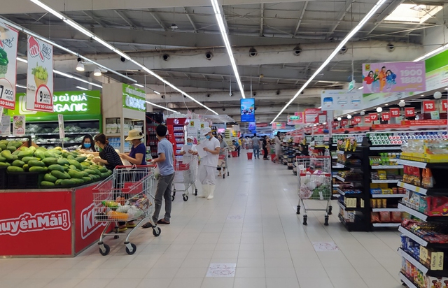 Sau một đêm, các siêu thị tại Hà Nội vắng người dù hàng hóa đầy ắp kệ - Ảnh 13.