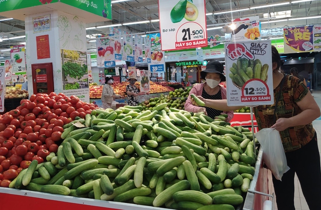 Sau một đêm, các siêu thị tại Hà Nội vắng người dù hàng hóa đầy ắp kệ - Ảnh 14.