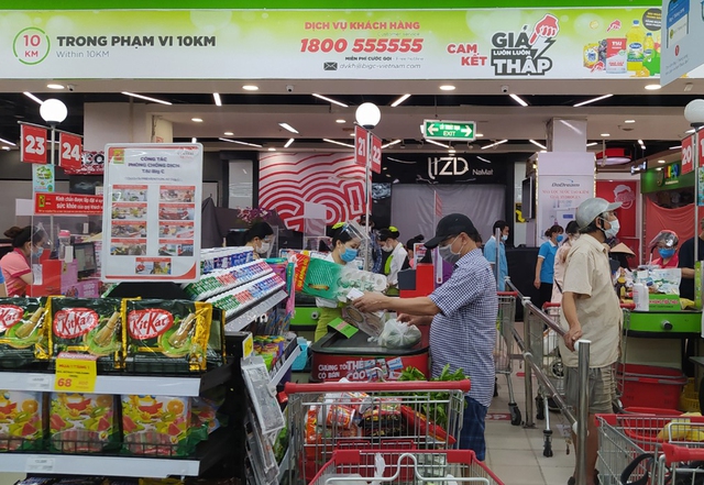 Sau một đêm, các siêu thị tại Hà Nội vắng người dù hàng hóa đầy ắp kệ - Ảnh 15.