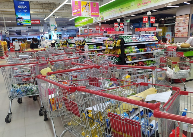 Sau một đêm, các siêu thị tại Hà Nội vắng người dù hàng hóa đầy ắp kệ - Ảnh 16.
