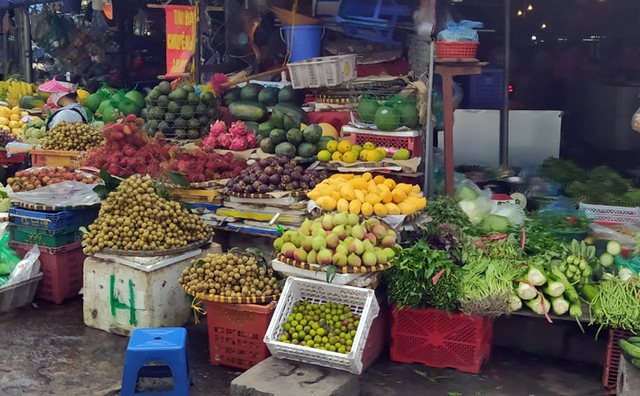 Sau một đêm, các siêu thị tại Hà Nội vắng người dù hàng hóa đầy ắp kệ - Ảnh 17.