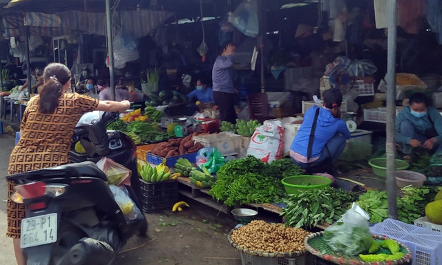 Sau một đêm, các siêu thị tại Hà Nội vắng người dù hàng hóa đầy ắp kệ - Ảnh 18.