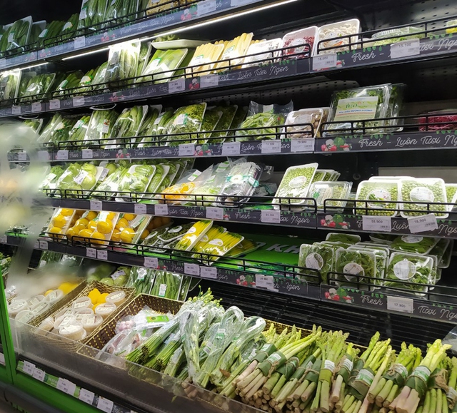Sau một đêm, các siêu thị tại Hà Nội vắng người dù hàng hóa đầy ắp kệ - Ảnh 4.