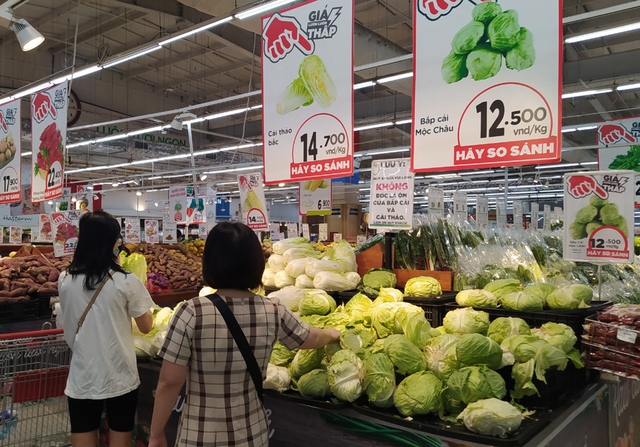 Sau một đêm, các siêu thị tại Hà Nội vắng người dù hàng hóa đầy ắp kệ - Ảnh 7.