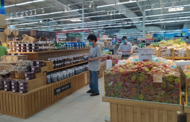 Sau một đêm, các siêu thị tại Hà Nội vắng người dù hàng hóa đầy ắp kệ - Ảnh 8.