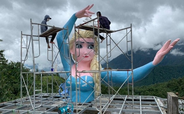 Bức tượng nữ hoàng băng giá Elsa ở Sapa bị ném đá - Ảnh 2.