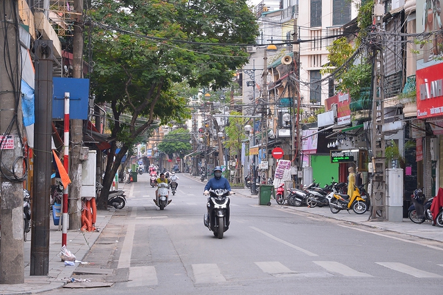 Hình ảnh khu phố cổ Hà Nội vắng tanh như ngày Tết - Ảnh 11.