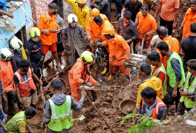 Chưa thoát khỏi địa ngục COVID-19, người dân Ấn Độ tiếp tục hứng chịu thảm kịch thiên tai: Hiện trường lở đất gây ám ảnh với ít nhất 30 thi thể - Ảnh 4.