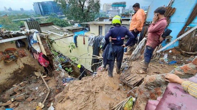 Chưa thoát khỏi địa ngục COVID-19, người dân Ấn Độ tiếp tục hứng chịu thảm kịch thiên tai: Hiện trường lở đất gây ám ảnh với ít nhất 30 thi thể - Ảnh 8.
