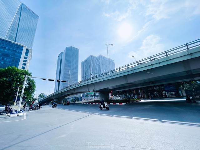 Đường phố Hà Nội thông thoáng trong ngày đầu thực hiện Công điện số 15 - Ảnh 3.