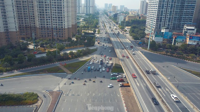 Đường phố Hà Nội thông thoáng trong ngày đầu thực hiện Công điện số 15 - Ảnh 4.