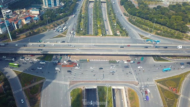 Đường phố Hà Nội thông thoáng trong ngày đầu thực hiện Công điện số 15 - Ảnh 5.