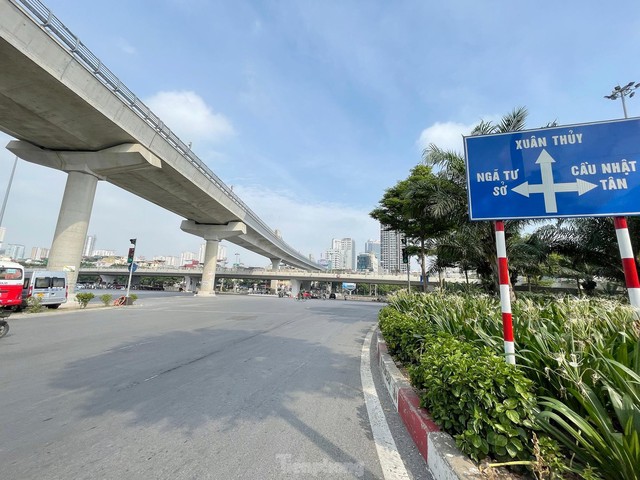 Đường phố Hà Nội thông thoáng trong ngày đầu thực hiện Công điện số 15 - Ảnh 6.