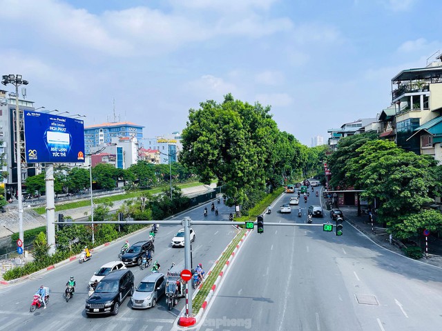 Đường phố Hà Nội thông thoáng trong ngày đầu thực hiện Công điện số 15 - Ảnh 8.