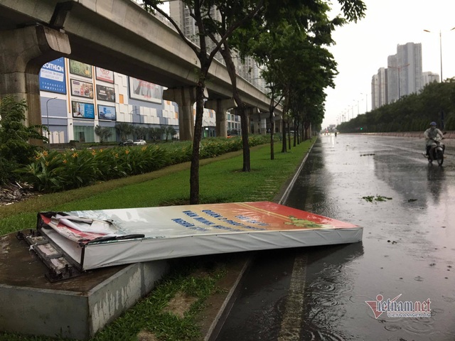 TP.HCM xuất hiện cuồng phong quật ngã bảng hiệu, cuốn bay mái tôn - Ảnh 6.