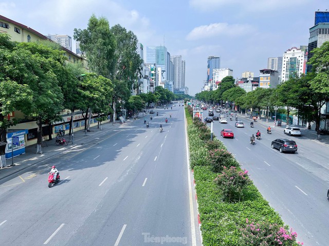 Đường phố Hà Nội thông thoáng trong ngày đầu thực hiện Công điện số 15 - Ảnh 9.