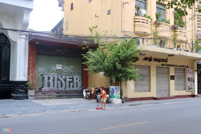 Tiểu thương phố cổ Hà Nội cầm cự cửa hàng, lo phá sản - Ảnh 1.