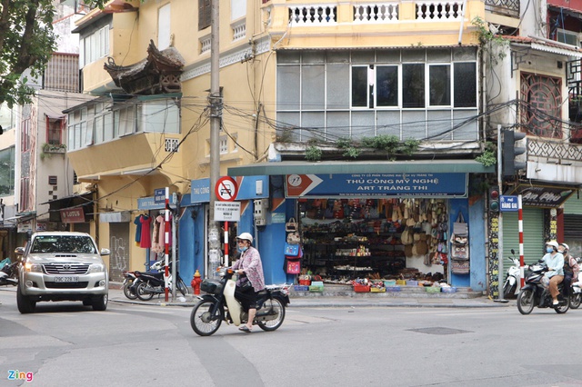Tiểu thương phố cổ Hà Nội cầm cự cửa hàng, lo phá sản - Ảnh 2.