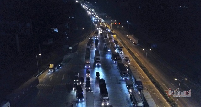 Ùn xe 2km trong đêm ở chốt Pháp Vân-Cầu Giẽ, nhiều tài xế thiếu giấy xét nghiệm - Ảnh 2.