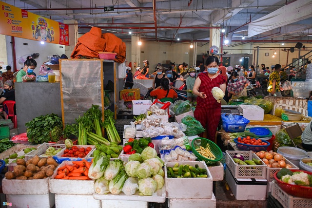 Giá rau ngoài chợ tăng, nhiều người dân Hà Nội đến siêu thị - Ảnh 1.