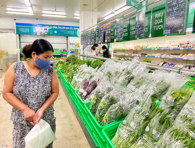 Giá rau ngoài chợ tăng, nhiều người dân Hà Nội đến siêu thị - Ảnh 2.