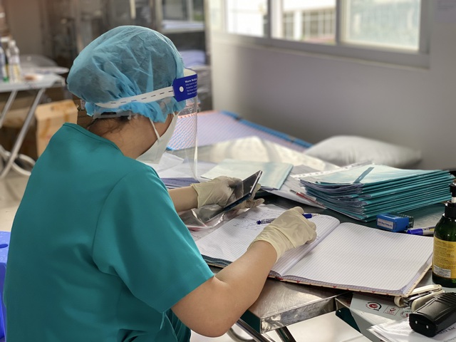 Bộ Y tế kiểm tra việc thu dung và điều trị bệnh nhân tại các bệnh viện dã chiến ở TP.HCM - Ảnh 7.