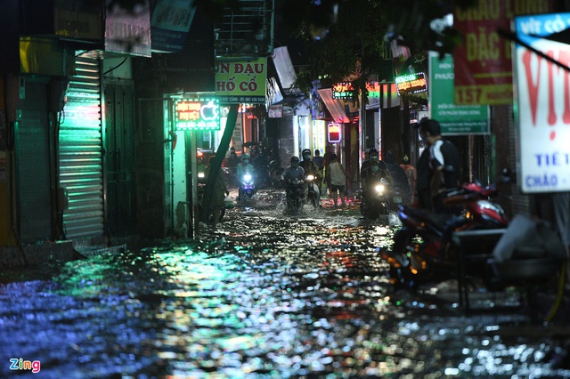 Người Hà Nội đỗ xe lên vỉa hè chờ nước rút sau mưa ngập - Ảnh 1.