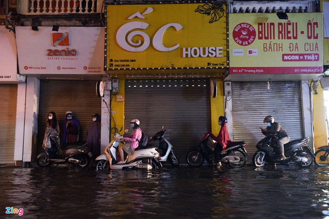 Người Hà Nội đỗ xe lên vỉa hè chờ nước rút sau mưa ngập - Ảnh 7.