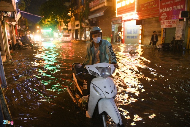 Người Hà Nội đỗ xe lên vỉa hè chờ nước rút sau mưa ngập - Ảnh 8.