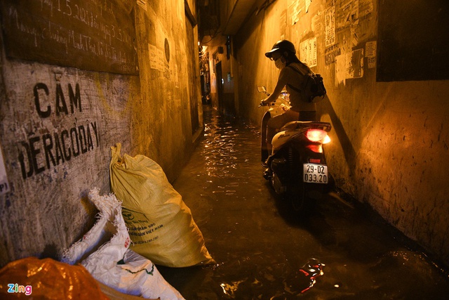 Người Hà Nội đỗ xe lên vỉa hè chờ nước rút sau mưa ngập - Ảnh 11.