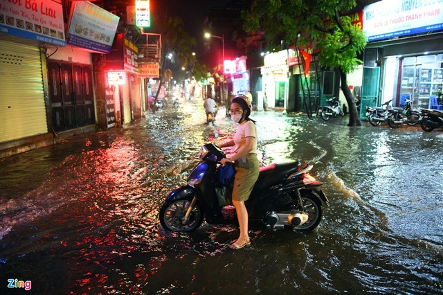 Người Hà Nội đỗ xe lên vỉa hè chờ nước rút sau mưa ngập - Ảnh 2.