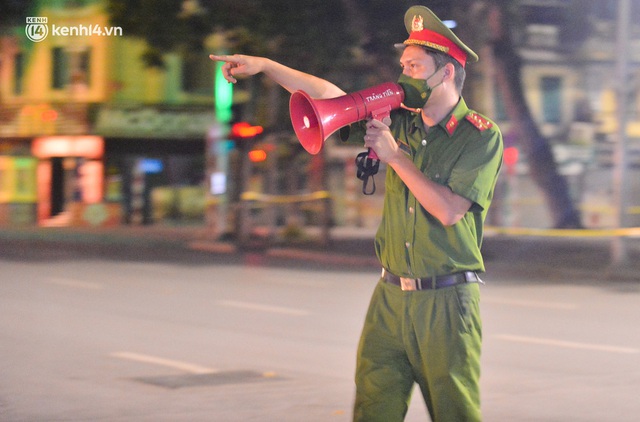  Hà Nội: Người dân né chốt, nửa đêm đến hồ Gươm tập thể dục dù công an canh gác xuyên đêm - Ảnh 7.