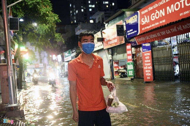 Người Hà Nội đỗ xe lên vỉa hè chờ nước rút sau mưa ngập - Ảnh 3.