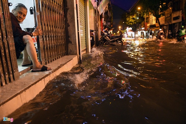 Người Hà Nội đỗ xe lên vỉa hè chờ nước rút sau mưa ngập - Ảnh 4.