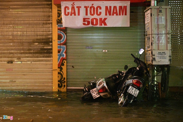Người Hà Nội đỗ xe lên vỉa hè chờ nước rút sau mưa ngập - Ảnh 5.