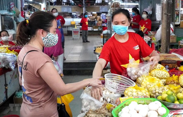 Test nhanh COVID-19 người bán hàng ở chợ hàng tuần, phát thẻ đi chợ ngày chẵn - lẻ  - Ảnh 3.