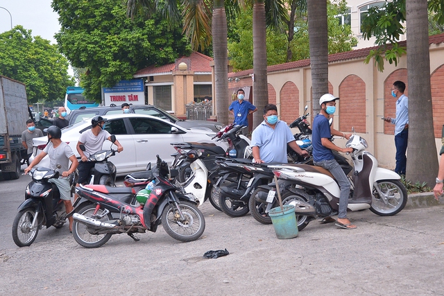 6 rưỡi sáng, Viện Kiểm định Quốc gia Vắc xin và sinh phẩm y tế đột ngột ra thông báo dừng xét nghiệm COVID-19 - Ảnh 2.