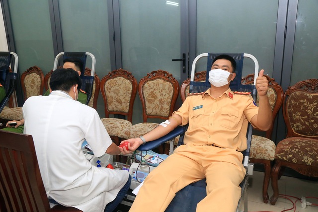 Thừa Thiên Huế: Hàng trăm chiến sĩ công an hiến máu tình nguyện giữa mùa dịch - Ảnh 9.